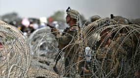 Un soldat américain derrière des barbelés à l'aéroport militaire de kaboul, le 20 août 2021