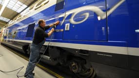 Un ouvrier travaille sur un TGV dans une usine Alstom. (image d'illustration)
