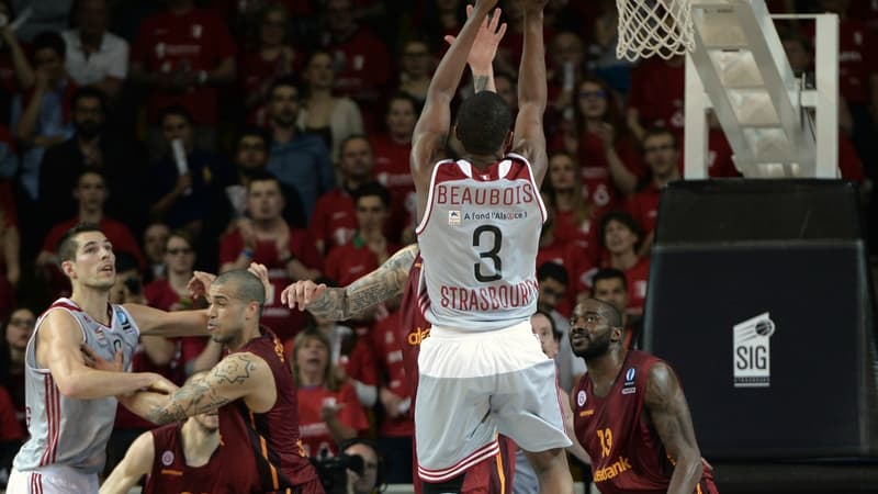 Rodrigue Beaubois au tir lors de la finale aller contre Galatasaray