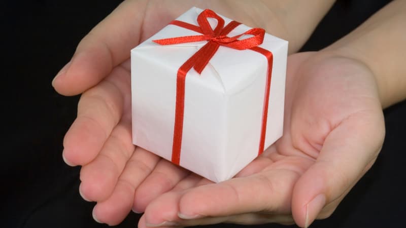 Si organiser un Secret Santa permet de créer un moment de convivialité au bureau lors de l'échange des cadeaux, il peut aussi provoquer quelques inquiétudes quand on ne sait pas quoi offrir à ses collègues. 