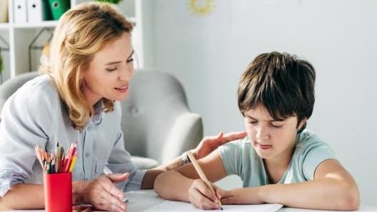 Un enfant en séance chez l'orthophoniste (image d'illustration)