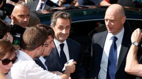 Plusieurs centaines de personnes ont réservé lundi un accueil de rock star à Nicolas Sarkozy avant une réunion extraordinaire du bureau politique de l'UMP organisée après le rejet de ses comptes de campagne 2012 par le Conseil constitutionnel. L'ancien ch