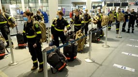 Les femmes et les hommes de la Sécurité civile embarquant à Marseille pour Mayotte. 