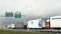 Des poids-lourds attendent sur l’autoroute A16 pour monter à bord des navettes, aux abords du tunnel transmanche, à Calais, le 17 décembre 2020  