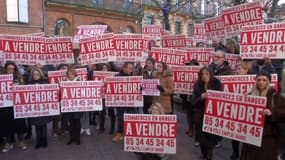 Excédés, ces commerçants brandissent des pancartes "à vendre" pour alerter sur l'état catastrophique de leurs finances