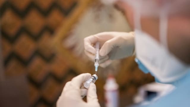 Un soignant prépare un vaccin contre le Covid-19 à Francfort, le 23 novembre 2021