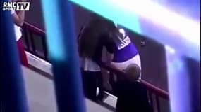 Il demande sa copine en mariage après un but