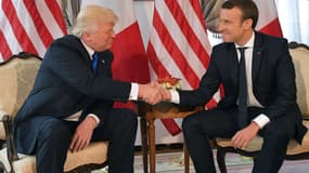 La première poignée de main entre Donald Trump et Emmanuel Macron le 25 mai 2017 à l'ambassade américaine à Bruxelles, en Belgique