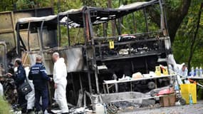 Les enquêteurs se sont installés sur lieux de l'accident qui a couté la vie a 43 personnes près de Libourne en Gironde