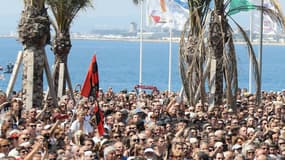 Anonymes et élus rassemblés sur la promenade des Anglais à Nice le 18 juillet 2016 pour une minute de silence