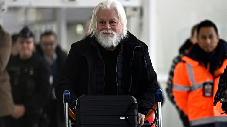 Paul Watson à son arrivée en France à l'aéroport Roissy-Charles de Gaulle, près de Paris, le 20 décembre 2024