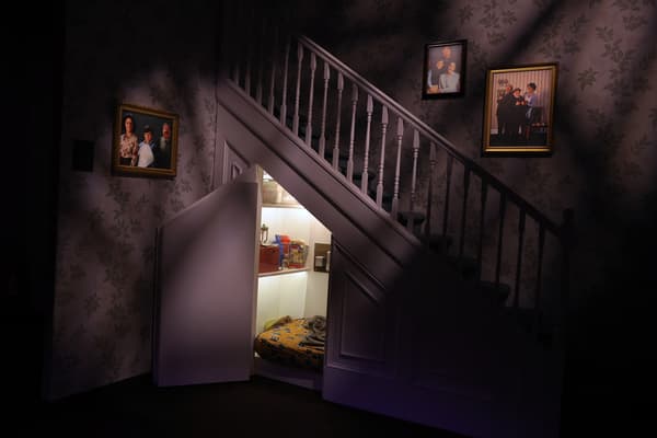 La chambre d'Harry Potter sous l'escalier que l'on peut apercevoir lors de l'exposition immersive "Harry Potter" à partir du 21 avril 2023 à Paris.