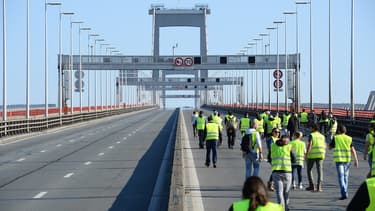 Des gilets jaunes marchent sur la rocade de Bordeaux, le 17 novembre 2018. (Photo d'illustration)