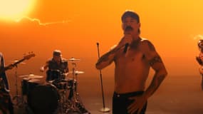Les Red Hot Chili Peppers dans le clip de "Black Summer", en février 2022.