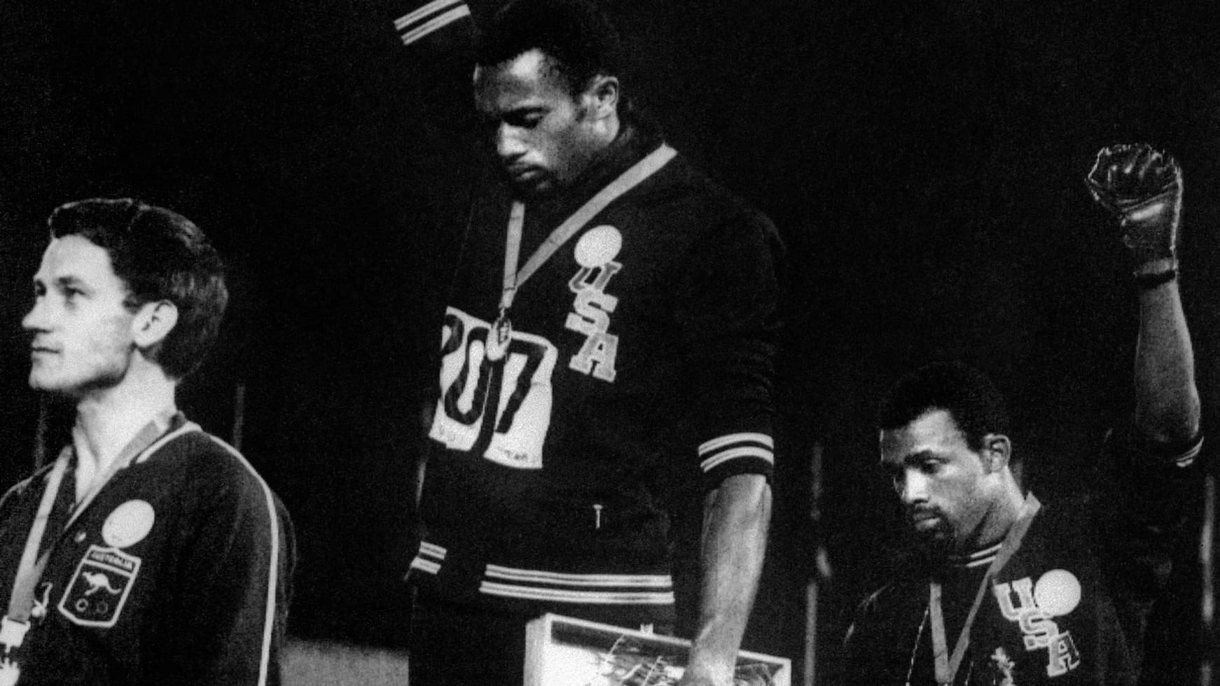 Les sprinters américains Tommie Smith et John Carlos lèvent le poing lors des JO de Mexico pour dénoncer le racisme aux États-Unis, le 21 octobre 1968 Les sprinters américains Tommie Smith et John Carlos lèvent le poing lors des JO de Mexico pour dénoncer le racisme aux États-Unis, le 21 octobre 1968