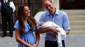 Si l'on se réfère aux précédents, le prénom du petit prince de Cambridge pourrait ne pas être annoncé de sitôt. Le prénom du prince Charles avait été rendu public un mois après sa naissance. Pour William, l'attente avait duré une semaine. /Photo prise le