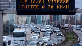 De panneaux annonçant la prochaine limitation de la vitesse autorisée à 70 km/h, le 4 janvier 2014.