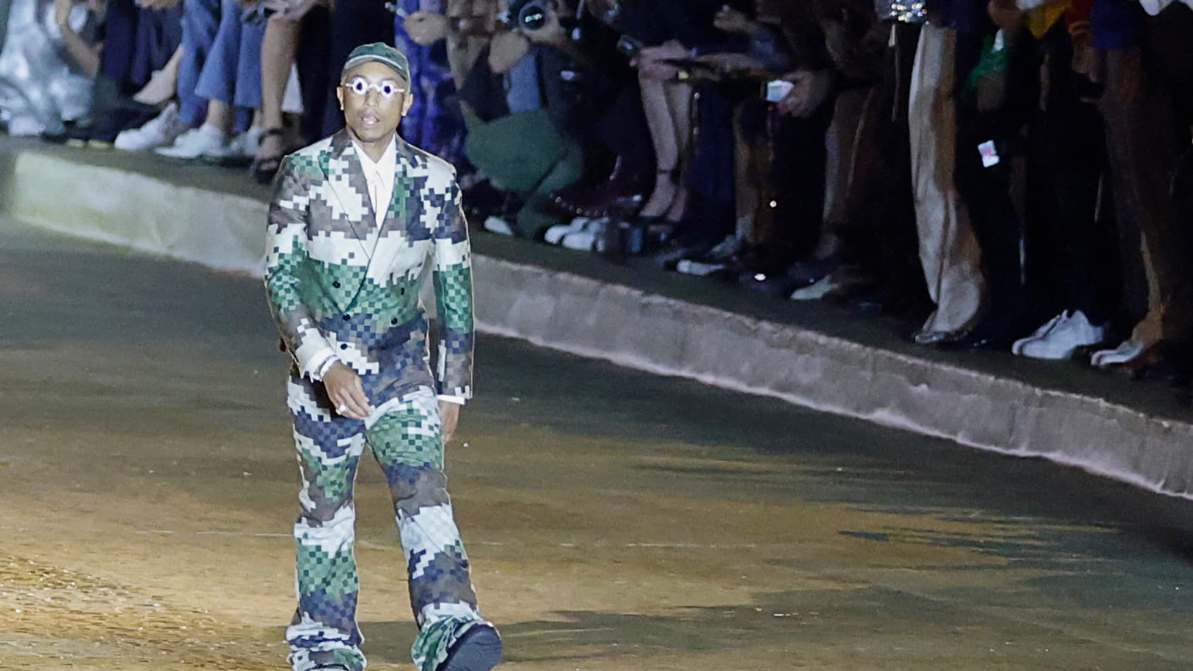Pharrell Williams lors du show Louis Vuitton homme SS24 Pharrell Williams lors du show Louis Vuitton homme SS24