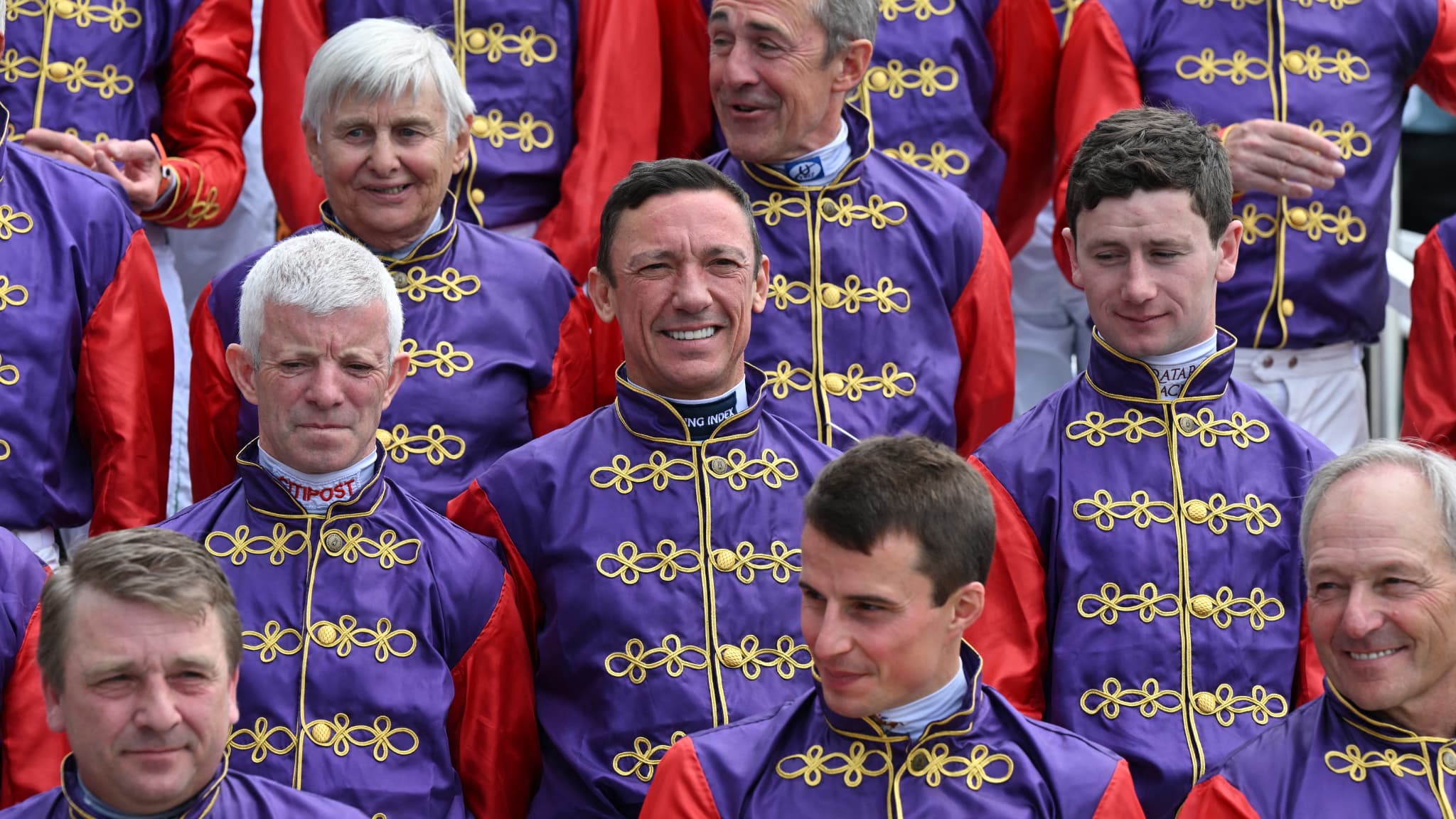 Les jockeys de la reine, actuels ou retraités, portant ses couleurs à l'Epsom Derby pendant le jubilé de platine, le 4 juin 2022 Les jockeys de la reine, actuels ou retraités, portant ses couleurs à l'Epsom Derby pendant le jubilé de platine, le 4 juin 2022