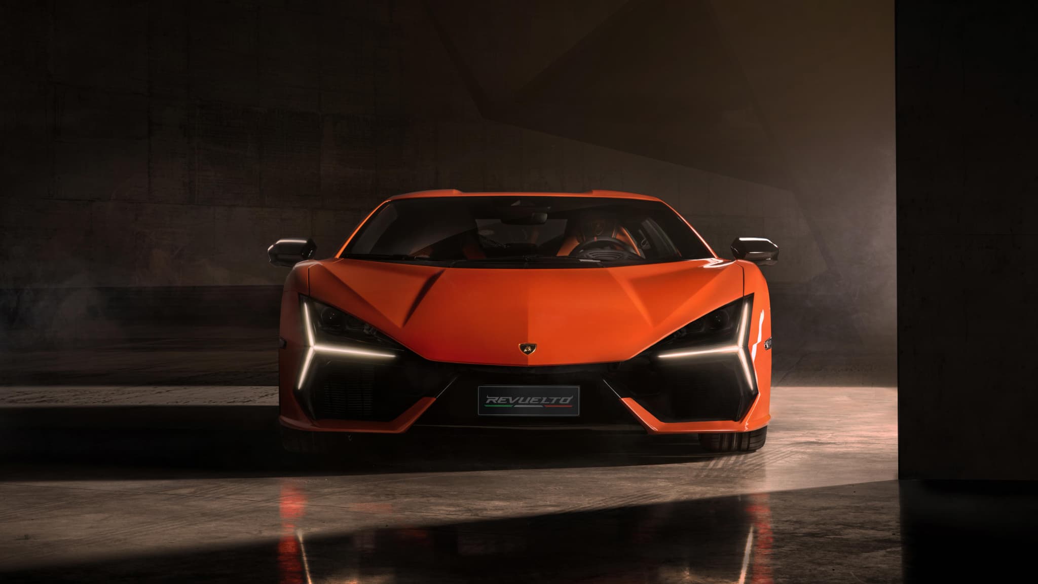 La Revuelto conserve ainsi un V12 atmosphérique 6,5 litres de 825 chevaux en position centrale arrière et trois moteurs électriques pour atteindre les 1015 chevaux. 