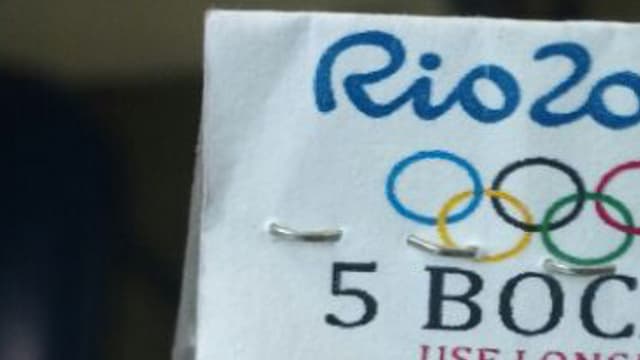 Photo publiée par la police civile brésilienne le 26 juillet 2016, montrant un petit sachet de cocaïne, avec le logo des JO de Rio 2016.
