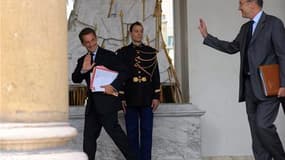 La cote de confiance de Nicolas Sarkozy (à gauche) s'érode de deux points en juillet à 33% d'opinions positives tandis que François Fillon perd un point à 43%, selon l'Observatoire politique CSA à paraître vendredi dans Les Echos. /Photo prise le 7 juille
