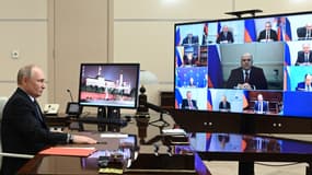 Vladimir Poutine, lors d'un conseil de sécurité, à Novo-Ogaryovo, vendredi 15 mars, date du début du scrutin présidentiel. 
