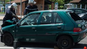 Des sapeurs pompiers présentent aux automobilistes une reconstitution d'accident. Image d'illustration.