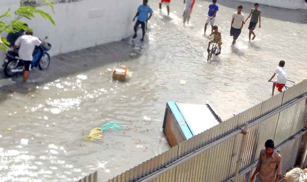 Les rues de Malé, la capitale des Maldives, inondées peu après le tsunami de 2004. Au rythme de la montée du niveau de la mer, cette vision devient de plus en plus fréquente pour la population.