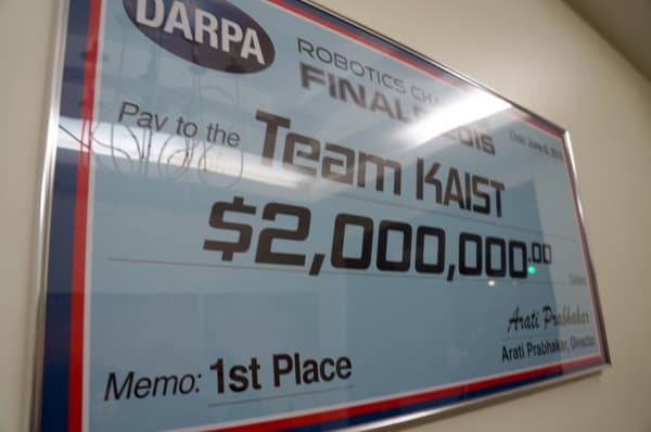 Le chèque empoché par Kaist au concours de la Darpa en 2015.