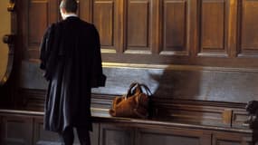 Des avocats dénoncent la généralisation de nouveaux box dans les salles d'audience des tribunaux, estimant qu'ils remettent en cause les fondements d'un procès équitable