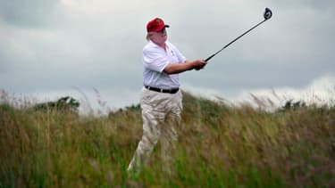 Donald Trump jouant au golf à Aberdeenshire en Ecosse, le 10 juillet 2012