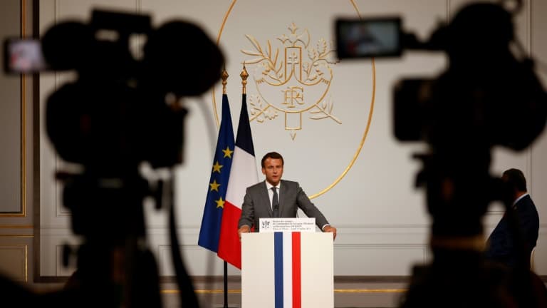 Emmanuel Macron prononce un discours lors d'une cérémonie de remise de la Légion d'honneur au révérend Jesse Jackson, à l'Elysée le 19 juillet 2021