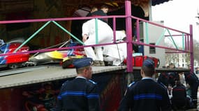 Des policiers devant un manège à Lille en 2005 (ILLUSTRATION)