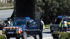 Des gendarmes bloquent l'accès à la ville de Trèbes alors qu'une prise d'otages est en cours. 