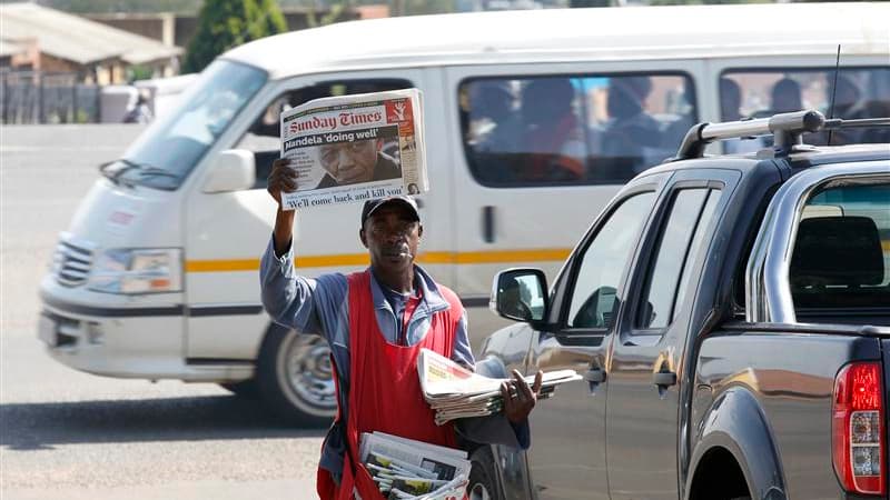 Nelson Mandela à la Une des journaux à Soweto après son hospitalisation. L'ancien président sud-africain Nelson Mandela, âgé de 93 ans, a regagné dimanche son domicile. Les examens passés n'ont montré aucun signe d'une affection grave après une journée et