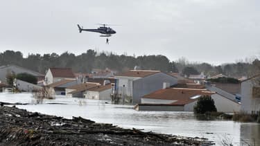 Des victimes de la tempête sont hélitreuillées, le 28 février 2010.
