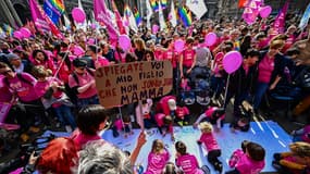 Plusieurs centaines de personnes ont manifesté samedi 18 mars à Milan pour protester contre des initiatives du gouvernement ultraconservateur de Giorgia Meloni visant à restreindre les droits des parents homosexuels.