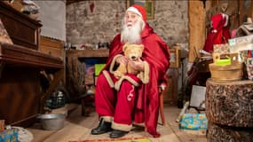 Le Père Noël des Vosges pose dans sa maison à Gérardmer. Il s'est envolé pour la Chine le 28 novembre 2023, où il est une véritable star. 