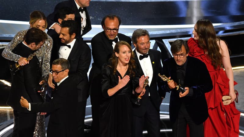 L'équipe du film "Coda" recevant son Oscar du meilleur long-métrage