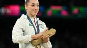 Kaylia Nemour après son titre olympique aux barres asymétriques aux JO de Paris 2024.