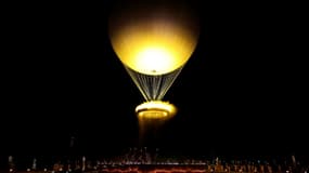 La vasque olympique s'envole accrochée à un ballon lors de la cérémonie d'ouverture des Jeux Paralympiques de Paris 2024 au Jardin des Tuileries, le 28 août 2024 à Paris.