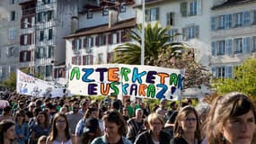 Des manifestants participent à une manifestation pour demander que les épreuves du baccalauréat se déroulent en langue basque, à Bayonne, le 22 avril 2023.