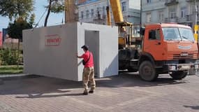 Des abris antiaériens modulaires sont installés dans la région de Koursk, le 22 août 2024