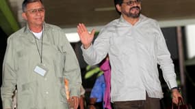 Le chef des négociateurs des Forces armées révolutionnaires de Colombie (Farc), Ivan Marquez (à droite), à son arrivée à La Havane. Les Farc ont annoncé lundi un cessez-le-feu unilatéral de deux mois, lors de l'ouverture de négociations de paix qui vont s