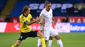 Kristoffer Olsson au duel avec Antoine Griezmann, à Solna (Suède) le 5 septembre 2020