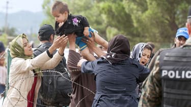 Des migrants essaient de passer la frontière entre la Grèce et la Macédoine le 22 août 2015.