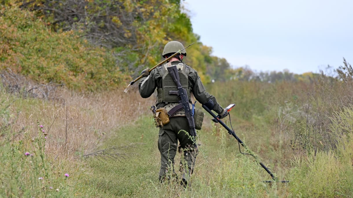 Un soldat ukrainien vérifiant la présence de mines potentielles sur un chemin dans la région de Kharkiv, en septembre 2022.