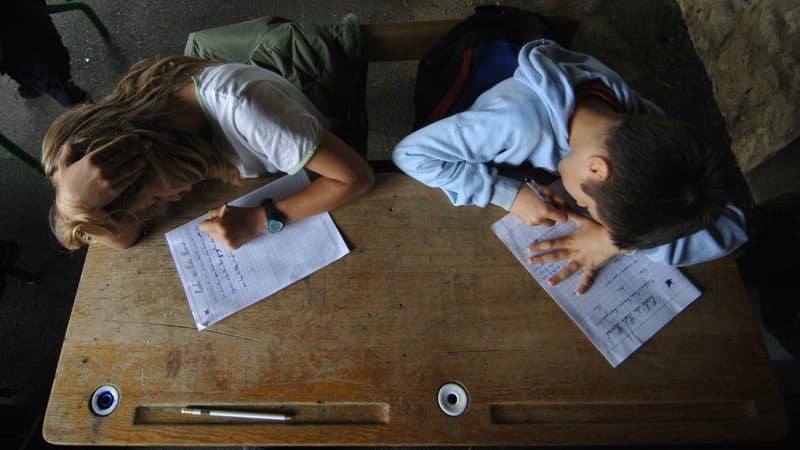 Des élèves de CM2 écrivent une dictée en juin 2007 sous le préau de l'école primaire du Puits Picard, à Caen (photo d'illustration)