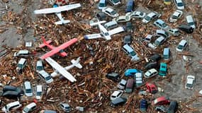 Véhicules, avions et débris balayés par le tsunami consécutif au séisme de magnitude 8,9 qui a frappé le Japon. La police de la préfecture de Miyagi a annoncé la découverte de 200 à 300 corps à Sendai, dans le nord-est de l'archipel. /Photo prise le 11 ma